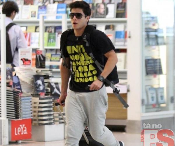 _LuaArS2's tweet photo. Arthur Aguiar embarca sozinho, no Rio de Janeiro http://t.co/DzSJkwt7