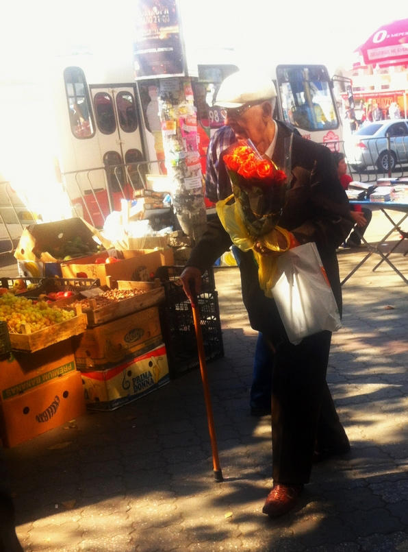 therusfed's tweet image. Он с трудом передвигался, но шёл к своей женщине с букетом! Вот это любовь… 1 октября — День пожилого человека! #sledui