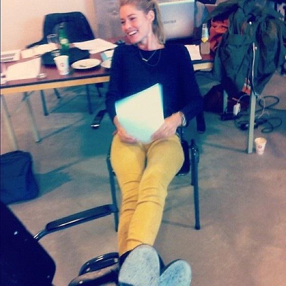 PiperDarya's tweet photo. [Getting things set up for her next fashion show; having fun with Alivia, Venus, and Juliet, more or less Juliet] http://t.co/JWuHjgic