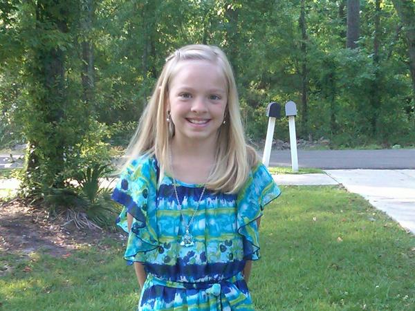 qwwwsegr's tweet photo. Me going to 3rd grade graduation!!😊😊 http://t.co/FFb1yA6b