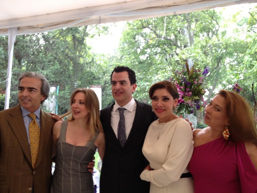 Edith celebra la boda de Cynthia Klitbo A4Fo10kCcAE2MX1