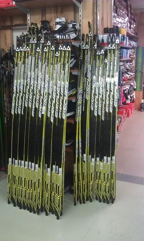 Ziemas sezona tuvojas! Šodien jau saņēmām pirmās Hand Pick Fischer slēpes!