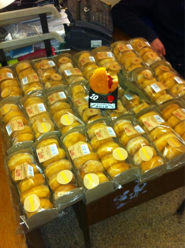 TheBugbie's tweet image. 13 people... 10 donuts each. Who can eat them the quickest  #ICanDoThis #WorkValue