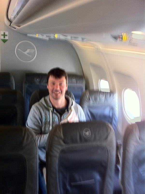 Gestrandet in Hannover, nach Ausfall Flieger gehts endlich los. Die gute Nachricht:
Rick hat Mittelplatz:-)