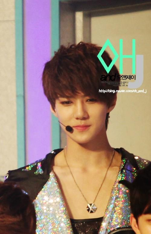 exoaime's tweet photo. Sehuna for you guys! see ya~ *ppyong* http://t.co/GrKfVndV