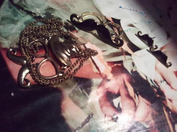 MarialovesTVD's tweet image. @MacBarbie07 hope you like my mustache. I love you so much!!Please follow me back. #myidol #computerhug  :{D ,