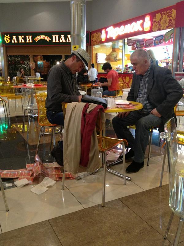 Везунчики пытаются поймать удачу)))а вдруг выигрыш ??!!!😝😝😝