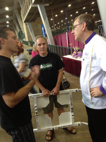CakeProCaddy's tweet image. #CakeProCaddy team talking to @GlobalSugarArt Alan Tetreault at #OSSAS #cake #decorating #sugar #art