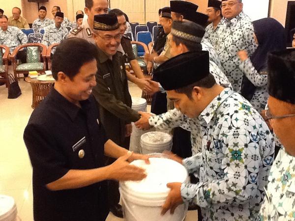 Pembagian mini komposter menandai pencanangan gerakan depok memilah dan menanam.