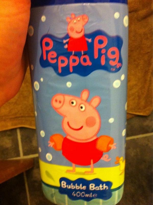 weestewarty_'s tweet photo. Abster is having a bath, feel free to join her, she has peppa pig bubble bath in case it gets dirty http://t.co/mBIbi1PK