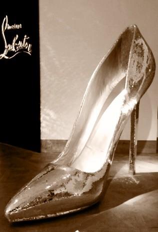 ChicBetch's tweet image. Whoever is in charge of visual merchandising in selfridges should get a raise... I'll just take one quick peek.