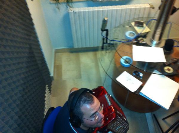 radiouni's tweet photo. Nello studio di radiouni c'é paolo di iorio e la sua magica fisarmonica... http://t.co/g2qaCcB1