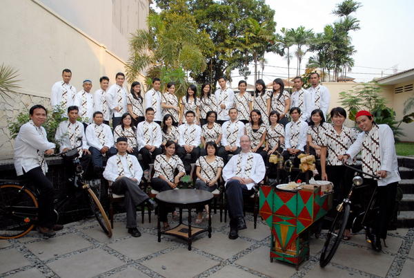 tjiktao's tweet image. Foto bersama busana batik di kantor, internetan pake @wifi_id jaringannya kaga pernah kendor  #BatikDay #wifi_idquiz