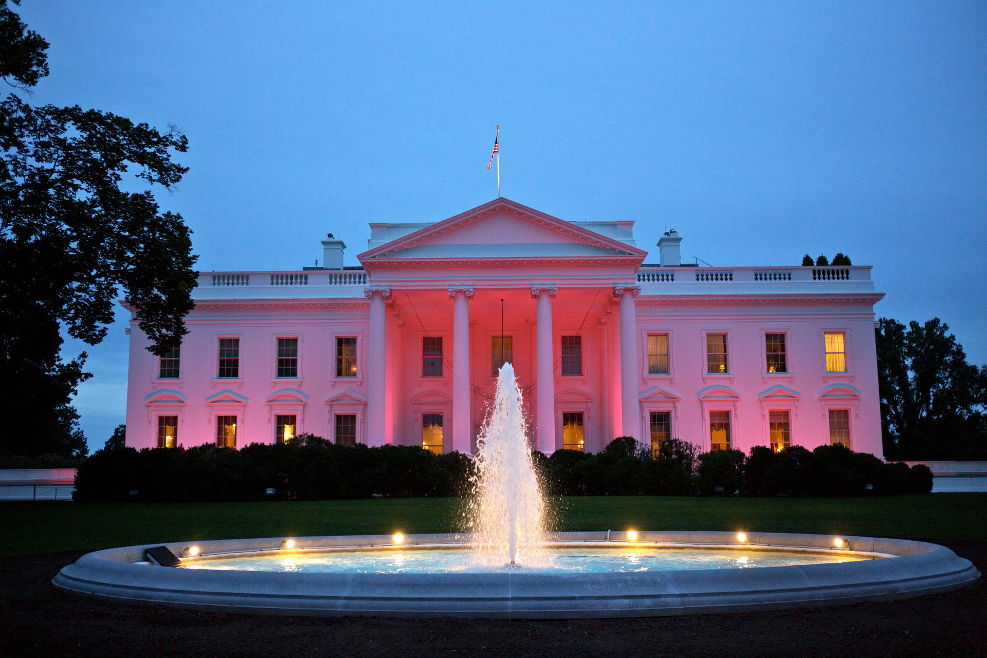 White House Archivedさんはtwitterを使っています Tonight The White House Is Illuminated Pink In Honor Of Breastcancerawarenessmonth Http T Co Tlmcu5rf Photo Http T Co Exlwrgzh Twitter