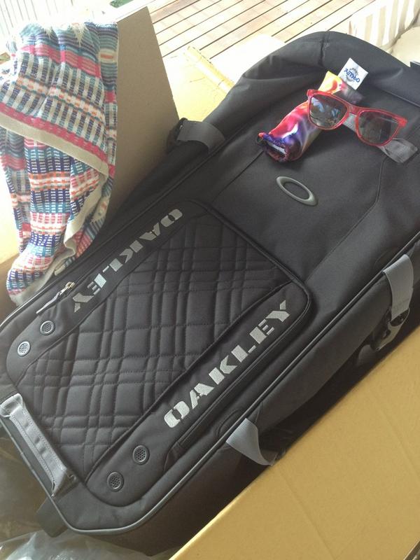 JordanMercer_1's tweet image. Surprises in the mail! Thank you @OakleyAUS_NZ! I can't wait to travel with my new suit case :) #rollinginstyle