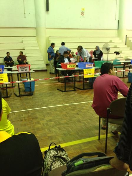 dr. mizan hitam tekun mengira undi