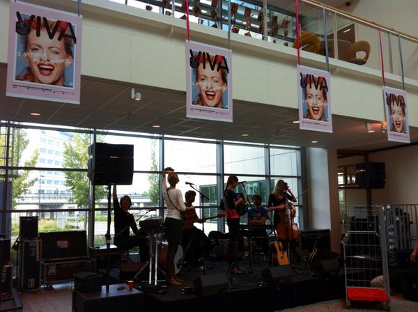 HesterWesterhof's tweet photo. @VIVA_nl, gefeliciteerd! Zazi band is warm aan het draaien voor Viva 40 jaar,klinkt goed! http://t.co/fCBsFI8K