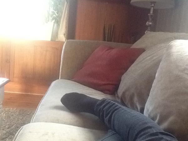 Tovelan's tweet image. Hvorfor er det så vanskelig å ligge på #sofaen etter #jobb uten å ha #dårlig #samvittighet??