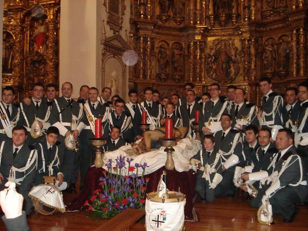 Los miembros de la banda con el majestuoso cristo Yacente, después del concierto que dimos en el Seminario
