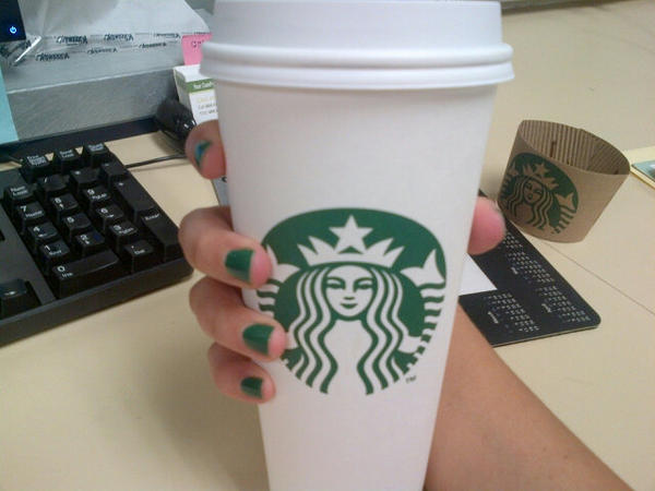 LeslieJanW's tweet photo. @nahaly9 @lizzieg_FnE @JessFnE @MJ_N_ER. Nails match my coffee #FEgreens #opi #greenisthenewblack http://t.co/lw5tTSVU