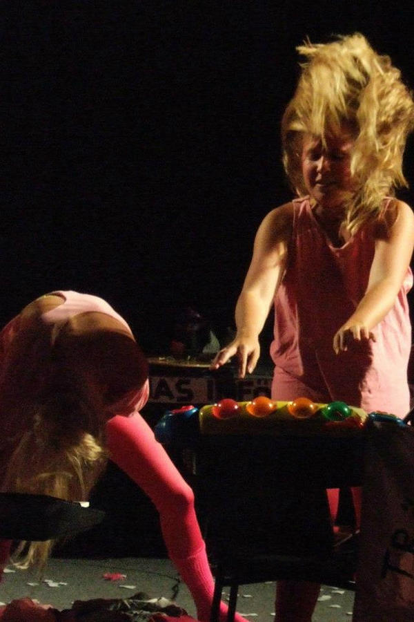 hcoberg's tweet image. Imorgon feminismens vänner släpper TRV(en politisk show i rosa) singel på Underbara bar, ses där! facebook.com/#!/events/4167…