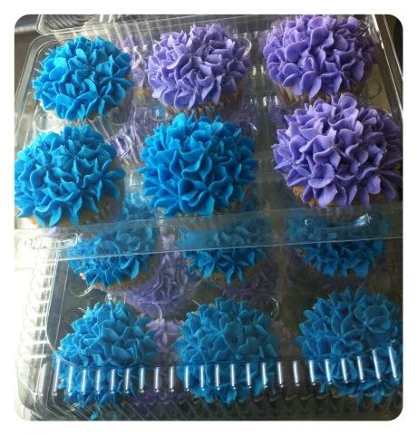 apetitemx's tweet photo. Cómo va su semana? Por aquí huele a cupcake de vainilla ;) decorados como hortensias azules y moradas http://t.co/ynV1U613