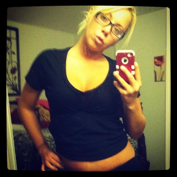 SchulerCherokee's tweet photo. Sweat pants hair tied chillin with no make up on that's when your the prettiest I hope that you don't take it wrong http://t.co/6PDZUfDE