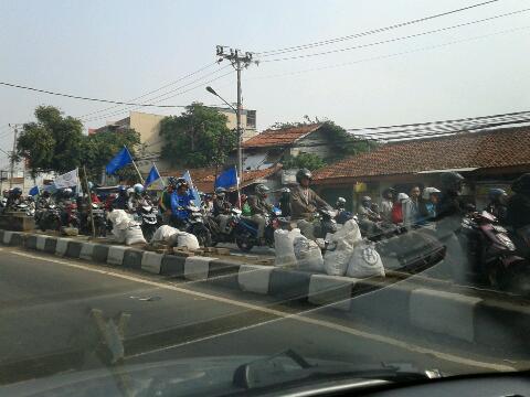 infojakarta's tweet photo. RT @viperaruselli: Ribuan buruh mulai konvoi di jalan Serpong Tangerang, macetnya panjang bener http://t.co/t0NNdmEu #demoburuh