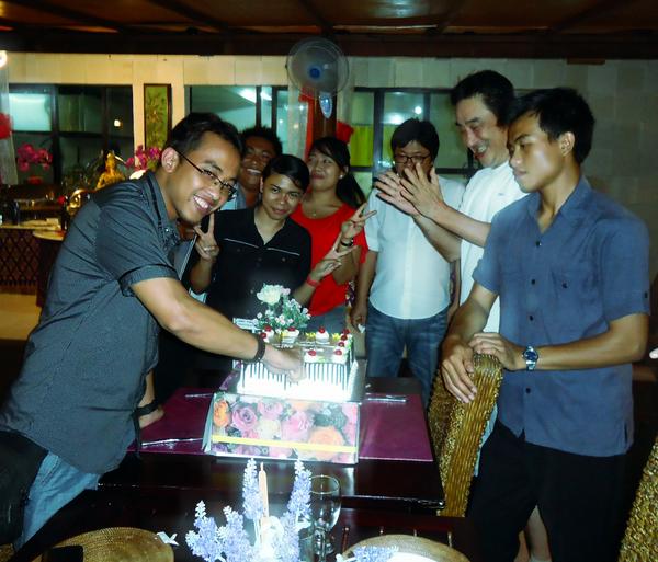 OmankGeg's tweet photo. party w/ office http://t.co/Pa9Lcsn4