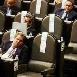 enriquefer11's tweet photo. Neta que se parece al hermano de Ted. Si te le quedas viendo 30 segun..... Zzzzzzzzzz!!! http://t.co/yZJOllRf