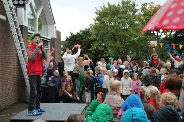 Mooi openingen van #kinderboekenweek! 
Hallo wereld...  een swingend begin!