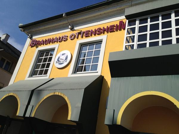 Sitter med en Thor Bräu Alt i solen i Ottensheim under lakningen av 500 liter   Ottensheimer Spezial.