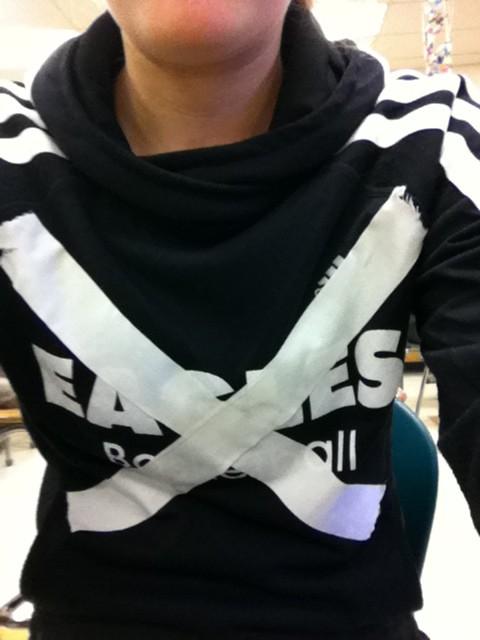 JessicaPaigeMix's tweet image. Forced to wear tape when I wear eagles clothing to fort high #kaycool #sca #sorrynotsorry #athleteproblems #basketball