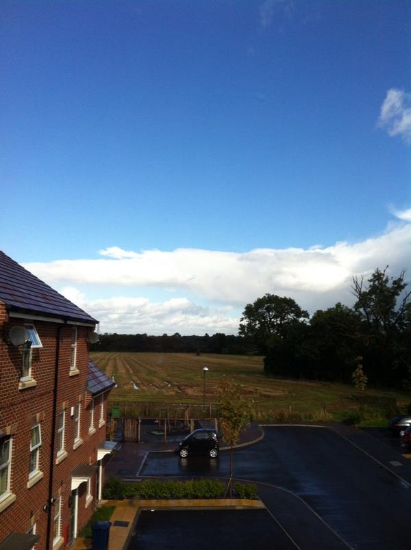 vixthebiatch's tweet photo. The view out my side window... No sign of any unhappy clouds here, just sunshine :p x http://t.co/VQ7IPpKw