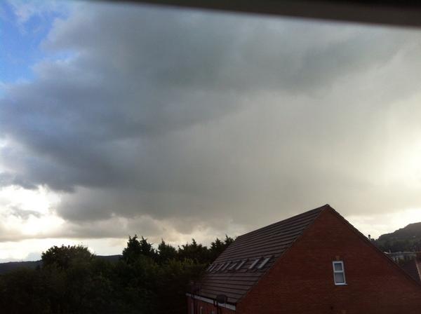 vixthebiatch's tweet photo. Big Grey Evil cloud that came to say hello :(! http://t.co/OLbtoIoe