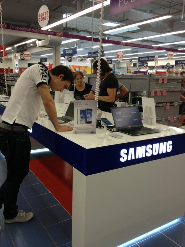 cristech's tweet photo. Nova area espositiva  Della Samsung all   Unieuro http://t.co/GV21w3v7