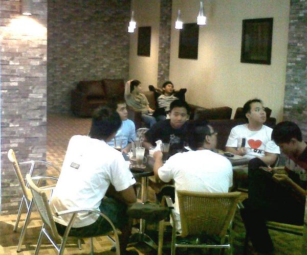 Coffeecozies's tweet photo. malem begini nongkrong di pos ronda?basi!enakan juga di Coffee Cozies,tempatnya nyaman,minumannya enak,makanannya oke. http://t.co/OvRxqRE3