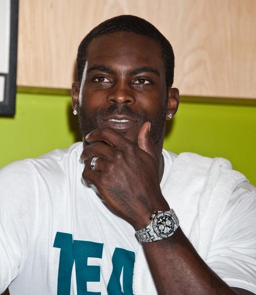 watcharena's tweet photo. @MikeVick is a great NFL QB and also knows a thing or two about wristwatch fashion. Check out his @ulysse_nardin! http://t.co/w7JTJsEr