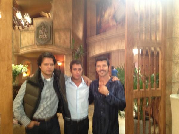 SuperDuende's tweet photo. Los hermanitos Rey 😛 @LeoGarciaOf @michelbrownmike  #LosRey @LosReyTV http://t.co/PGbUjG2K