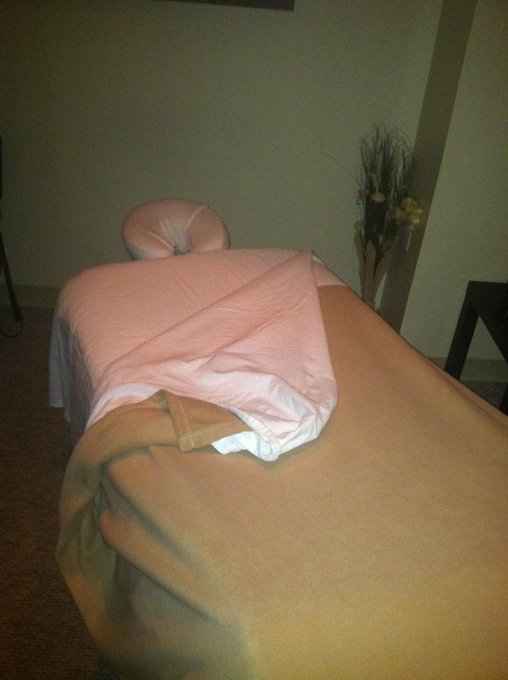 I will talk to y&#039;all in 1 hour 💆 http://t.co/MWcnaoAZ