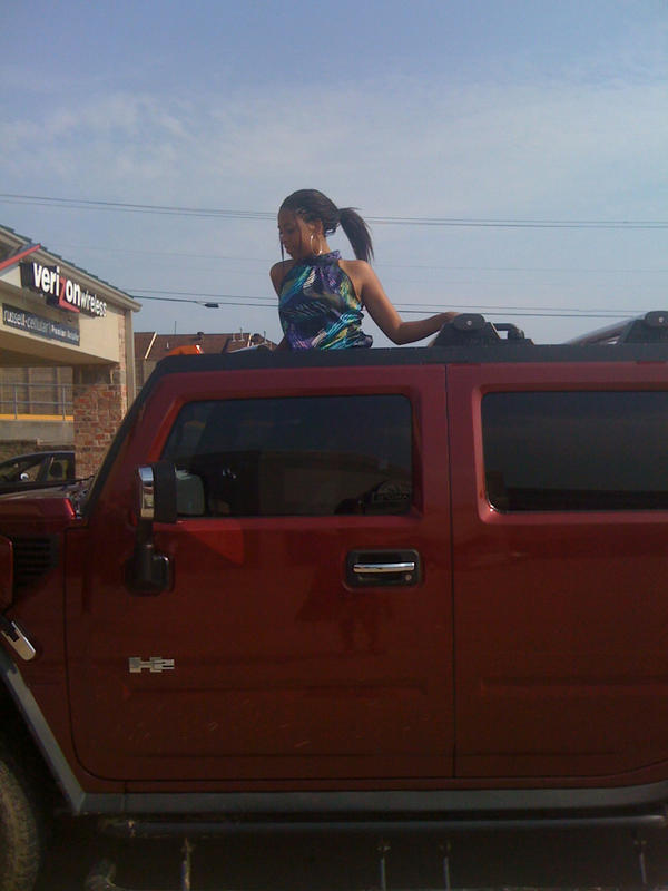 kaylynn25smiley's tweet image. Me in my daddys truck. #firsttimedriving #memories