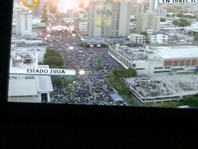 Cada vez son miles y miles y miles, cada vez son miles que estan con Capriles... #ElLlenazo http://t<a href="/tag/elllenazo"class="tags"><span>#elllenazo</span></a>