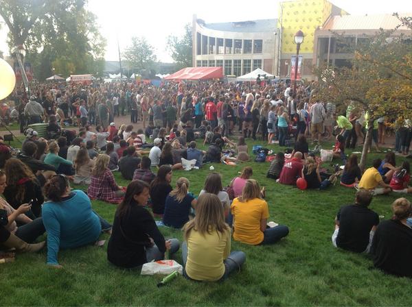 DenverChannel's tweet photo. Wind has suddenly picked up at #DebateFest It's actually chilly now. #DebateDenver #DU #copolitics http://t.co/t3JuH2qd