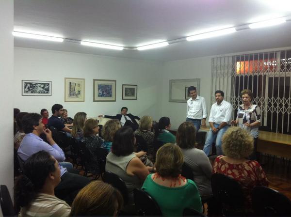 paulomathias's tweet photo. Reunião produtiva ontem à noite em Santo Amaro. O @fabricio_cobra tem feito uma campanha muito bonita. http://t.co/kSMgzWcQ