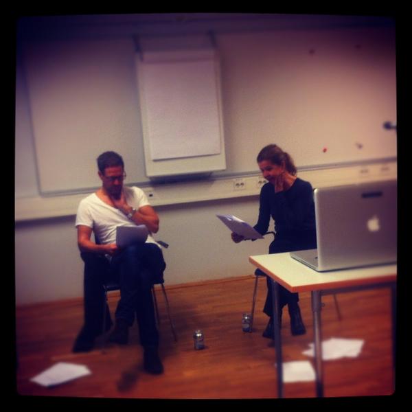 RAC1113's tweet photo. Våra copywriters har manusuppläsning med Thomas Hanzon och Ingela Olsson. En av de bästa dagarna vi haft på länge! http://t.co/8hoVLbSo