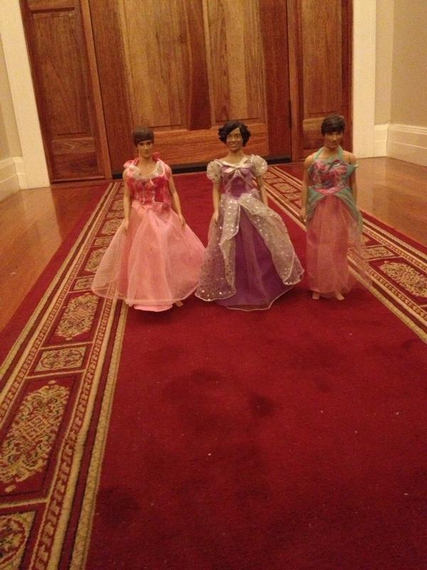 Harry_Styles's tweet image. “@TheAmandaJanee: The boys arrive on the red carpet for the grand ball they all have their finest gowns on http://t.co/4lADwsCE” Hahhahaa!!
