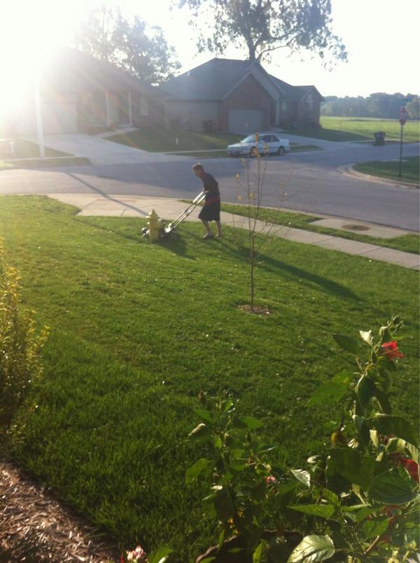 Been a few yrs since I have seen @123JeremyJ mow a lawn. #noyardbothell #helloMissouri. I like!