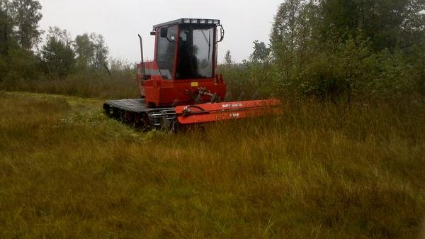 beheerderharry's tweet photo. De natte hooilanden maaien met een rupsmaaier ging perfect. http://t.co/MQ6ezUOP