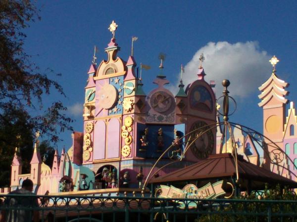 Insidedlparis On Twitter The It S A Small World Clock Parade Is Functioning Again After Serveral Months Of Rehab Http T Co B1jtjljb