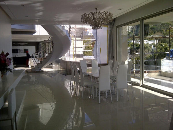 AshSmit23's tweet photo. @DJFreshSA #designinghouses Great fun! http://t.co/fzztG19x